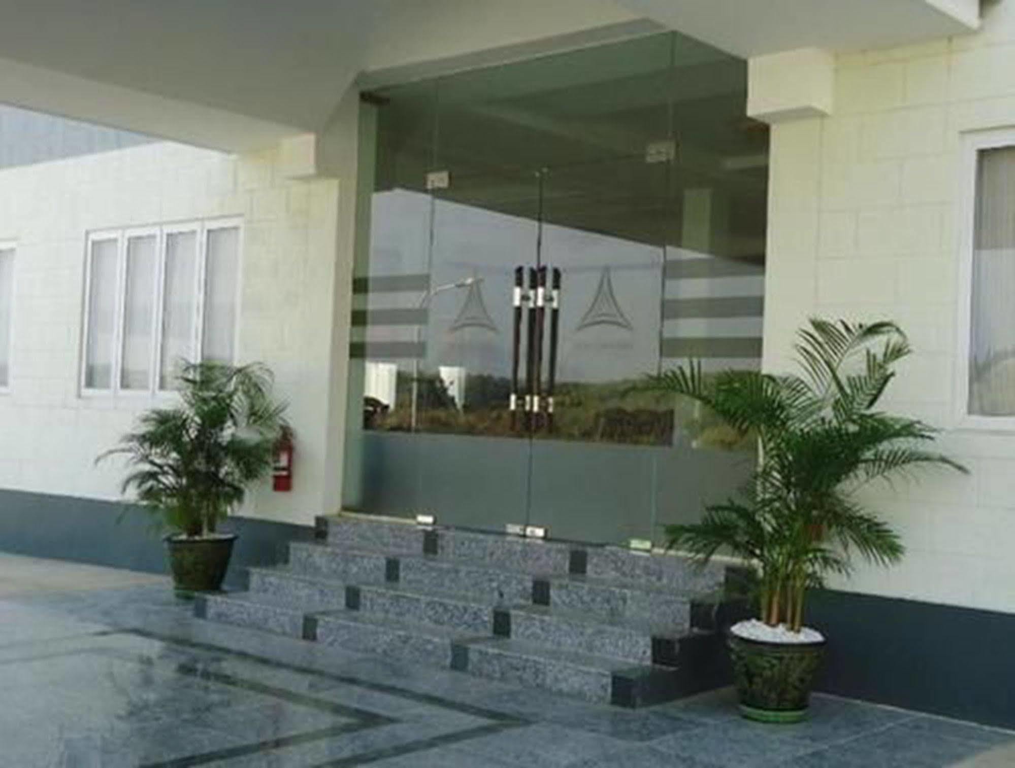 Myat Thinzar Hotel Oattara Thiri Dış mekan fotoğraf