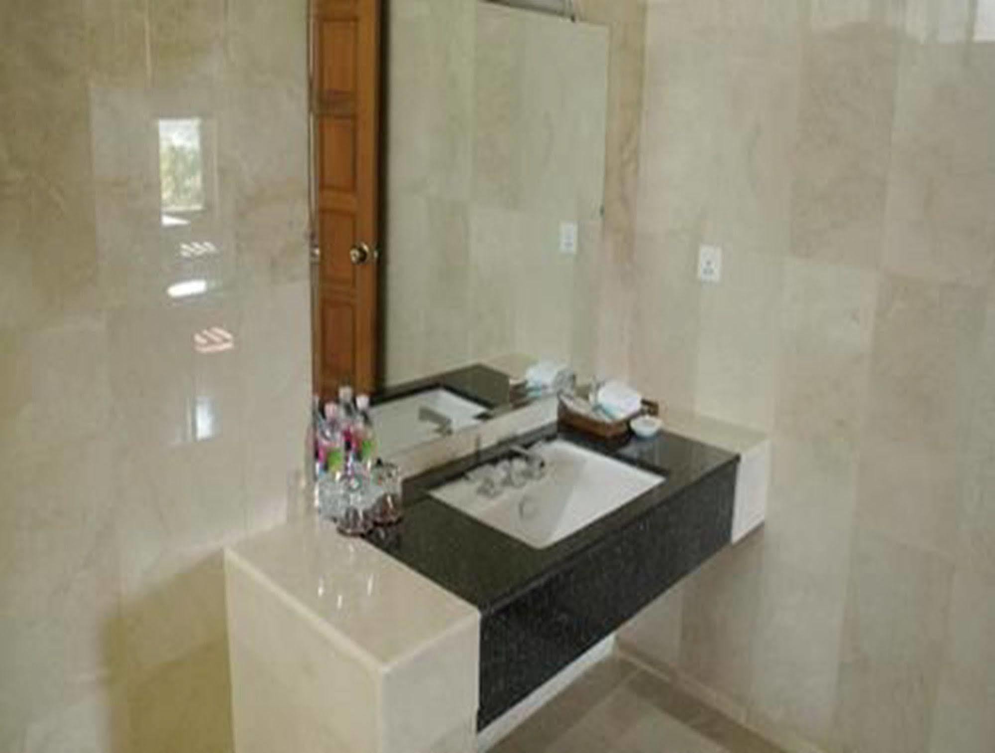 Myat Thinzar Hotel Oattara Thiri Dış mekan fotoğraf